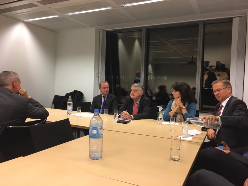 Herbert Reul, der Vorsitzende der CDU/CSU-Gruppe im Europäischen Parlament, im Austausch mit der CDU Brüssel-Belgien